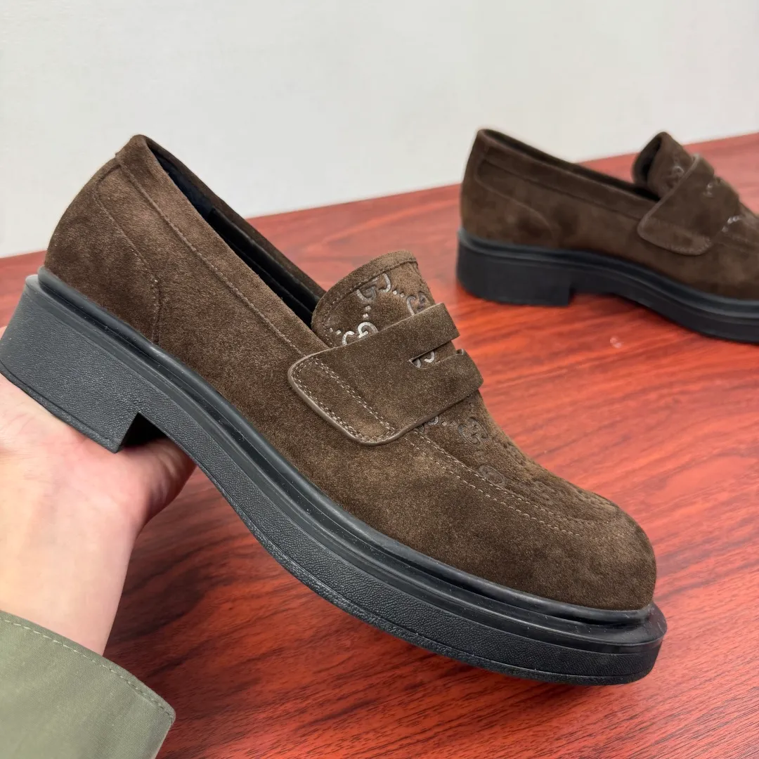 Batch 780 Gucci/Gucci new men's loafers with GG details, thick-soled slip-ons! The design of this men's lace-up shoe is rooted in the brand's heritage. It is carefully crafted from high-quality calfskin/open-edge beaded cowhide/suede cowhide. It is made of various leather types and is embellished with GG printed embossed suede leather details, which pays homage to Gucci's classic monogram. The rubber sole with GG pattern adds a modern touch to the design. Classic and simple sponge cake style design. European and American classic version, full calfskin lining. The overall upper texture is soft. The lining is comfortable and breathable. 2CM thickened soft rubber sole, easy to control. Versatile and stylish on the foot. Available in multiple colors to meet different matching needs. Full package! Size: 39-40-41-42-43-44 leather shoe size (38.45.46.47 can be customized) Item number: 7826 Loafers, coffee suede